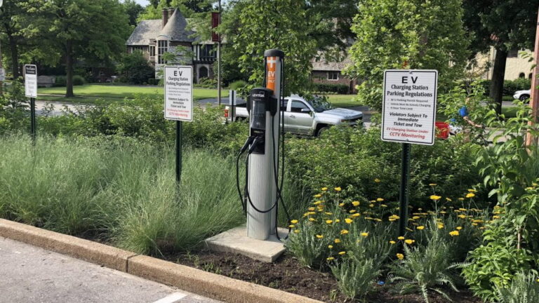WashU expands EV charging access and introduces user-paid model